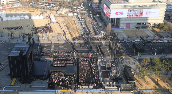 'BTS 컴백 공연 입장 시작'