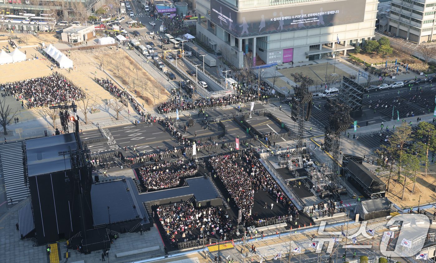 (서울=뉴스1) 임세영 기자 = 방탄소년단(BTS) 컴백 공연일인 21일 오후 서울 종로구 광화문광장 무대 관객석으로 팬들이 입장을 하고 있다.  2026.3.21/뉴스1