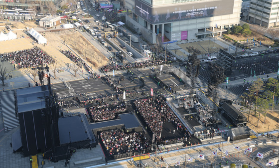 'BTS 컴백 무대 채우는 아미들'