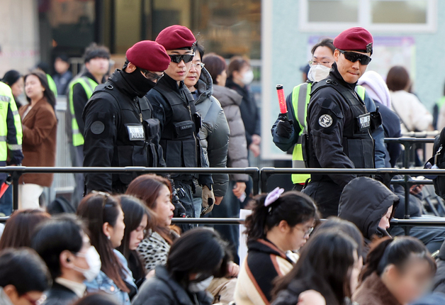 공연장 객석 수색하는 경찰특공대