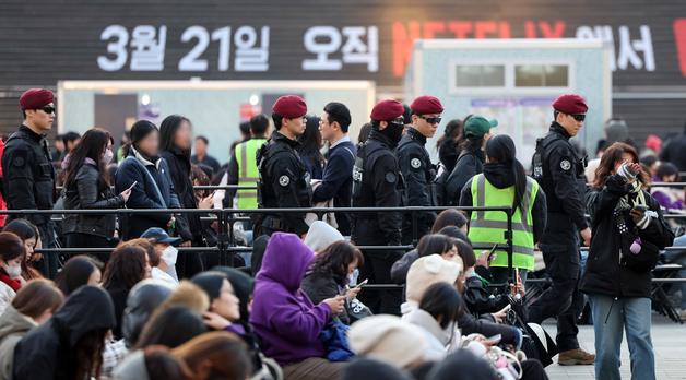 공연장 객석 수색하는 경찰특공대