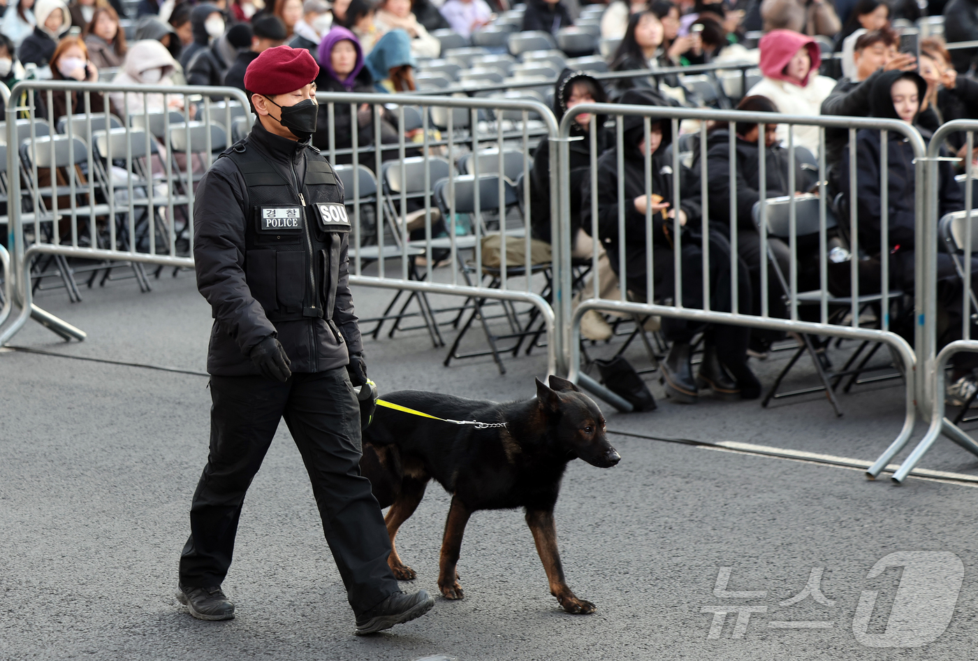(서울=뉴스1) 김진환 기자 = 방탄소년단(BTS) 컴백 공연일인 21일 오후 서울 종로구 광화문광장에서 경찰특공대 대원이 폭발물 탐지견을 동원해 위험물을 수색하고 있다. 2026 …