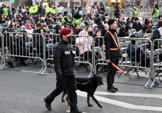 경찰특공대, 폭발물 탐지견 동원한 수색