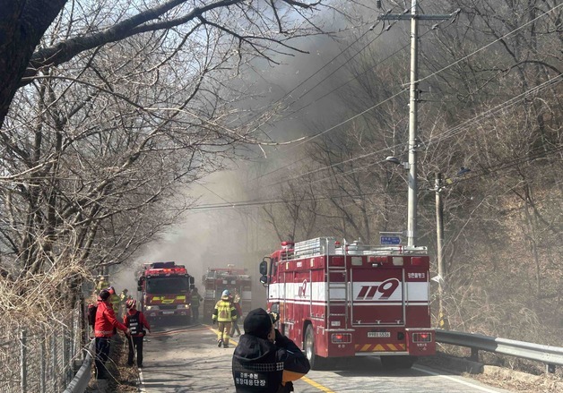 "고기 구워 먹다 불"…춘천 산불 진화 대원 1명 부상(종합)