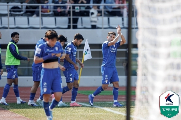수원, 김해 원정서 3-0 완승…창단 첫 개막 4연승 신바