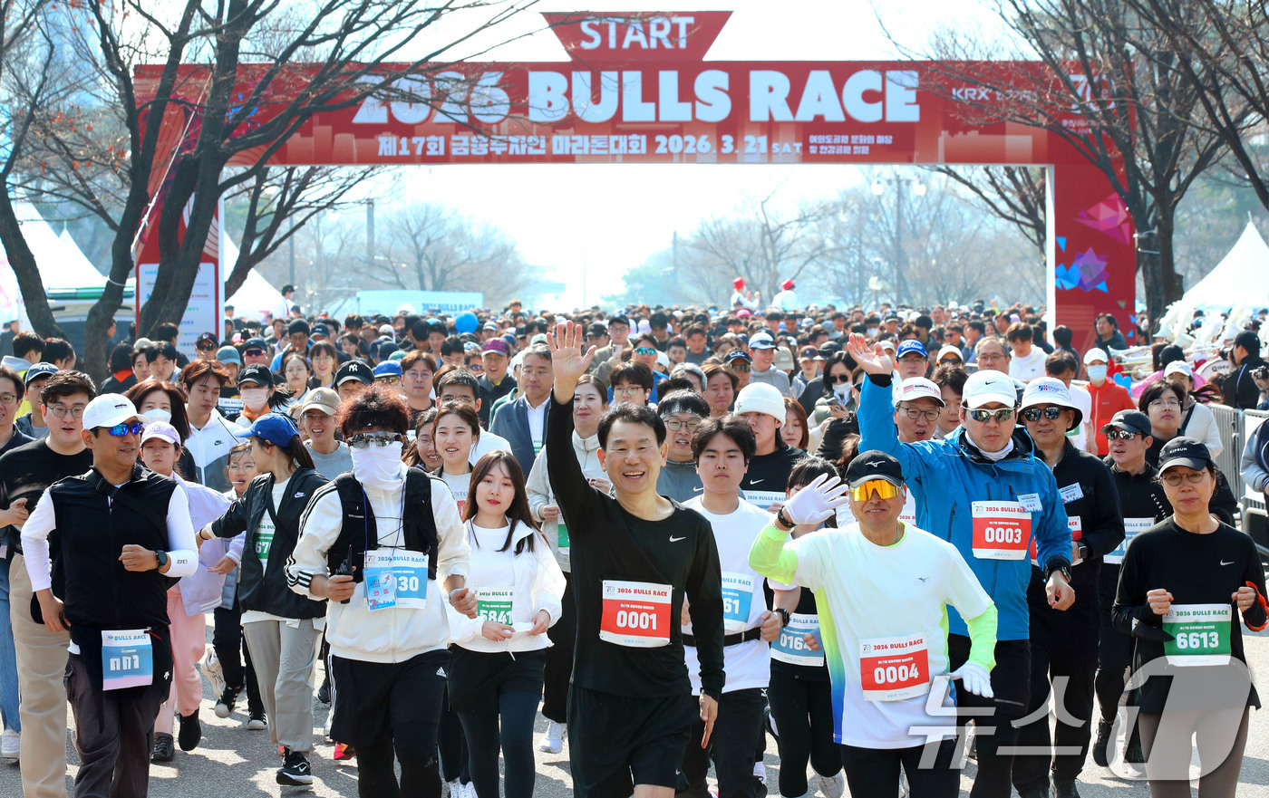 (서울=뉴스1) = 정은보 한국거래소 이사장이 21일 오전 서울 여의도공원 문화의마당에서 열린 제17회 금융투자인 마라톤 대회(2026 Bulls Race)에서 참가자들과 함께 힘 …