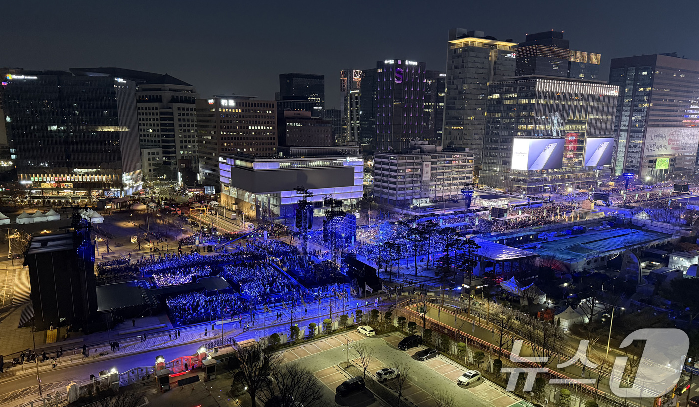 (서울=뉴스1) 임세영 기자 = 21일 오후 서울 종로구 광화문광장 방탄소년단(BTS) 컴백 공연 무대 관객석에서 아미들이 공연 시작을 기다리고 있다. 2026.3.21/뉴스1