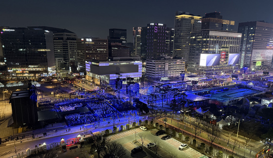 보랏빛으로 물든 광화문광장