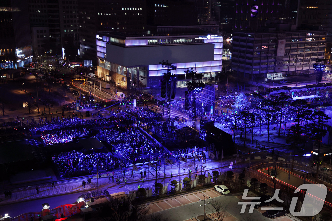 (서울=뉴스1) 임세영 기자 = 21일 오후 서울 종로구 광화문광장 방탄소년단(BTS) 컴백 공연 무대 관객석에서 아미들이 공연 시작을 기다리고 있다. 2026.3.21/뉴스1