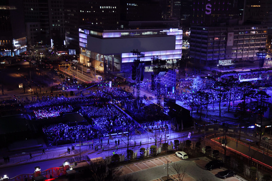 광화문광장은 보랏빛