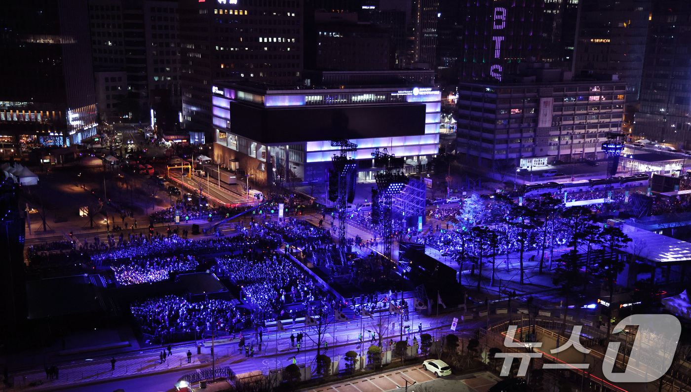 (서울=뉴스1) 임세영 기자 = 21일 오후 서울 종로구 광화문광장 방탄소년단(BTS) 컴백 공연 무대 관객석에서 아미들이 공연 시작을 기다리고 있다. 2026.3.21/뉴스1