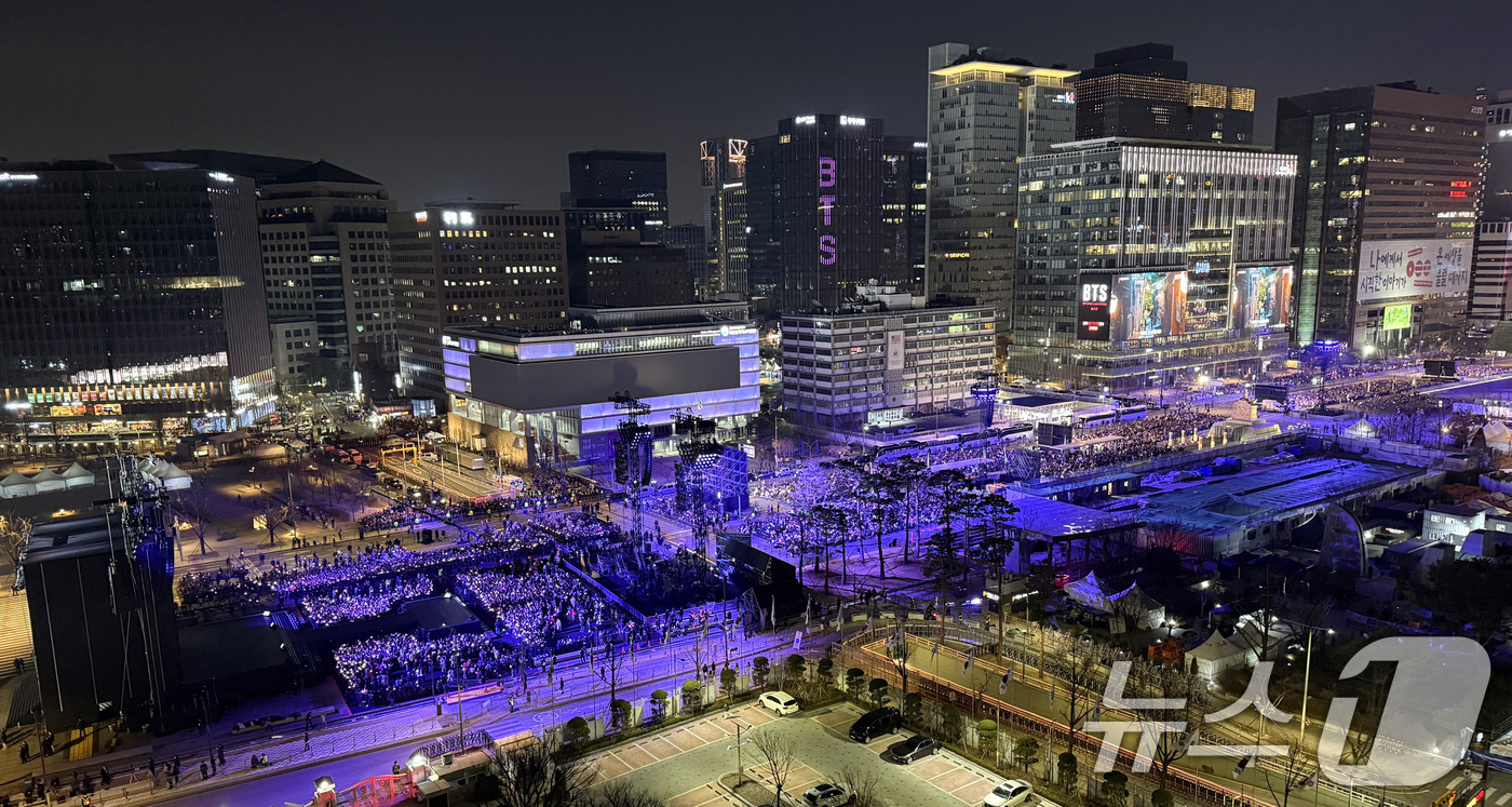 (서울=뉴스1) 임세영 기자 = 21일 오후 서울 종로구 광화문광장 방탄소년단(BTS) 컴백 공연 무대 관객석에서 아미들이 공연 시작을 기다리고 있다. 2026.3.21/뉴스1