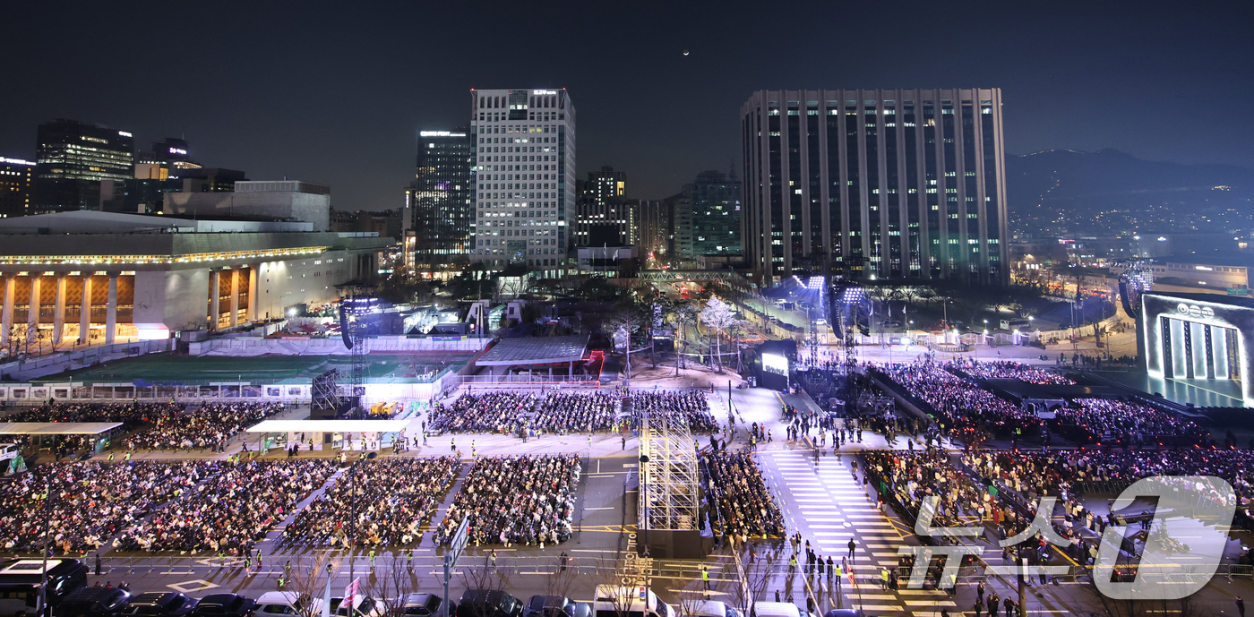 (서울=뉴스1) 사진공동취재단 = 방탄소년단(BTS)이 21일 오후 서울 광화문 광장에서 정규 5집 '아리랑(ARIRANG)' 앨범 발매를 기념해 컴백 무대를 앞둔 가운데 팬들이 …