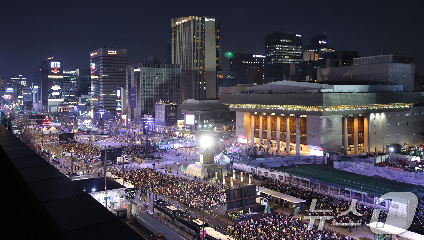 (서울=뉴스1) 사진공동취재단 = 방탄소년단(BTS)이 21일 오후 서울 광화문 광장에서 정규 5집 '아리랑(ARIRANG)' 앨범 발매를 기념해 컴백 무대를 앞둔 가운데 팬들이 …