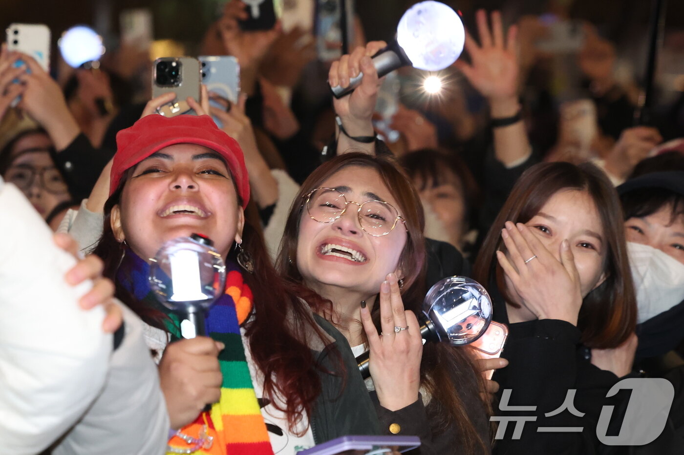 본문 이미지 - 아미(BTS 팬덤)와 시민들이 21일 서울 광화문광장 일대에서 방탄소년단(BTS) 컴백 기념 공연인 'BTS 컴백 라이브: 아리랑' 공연을 관람하고 있다. 2026.3.21 ⓒ 뉴스1 김진환 기자