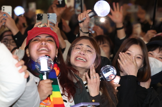 BTS 공연에 환호하는 아미들