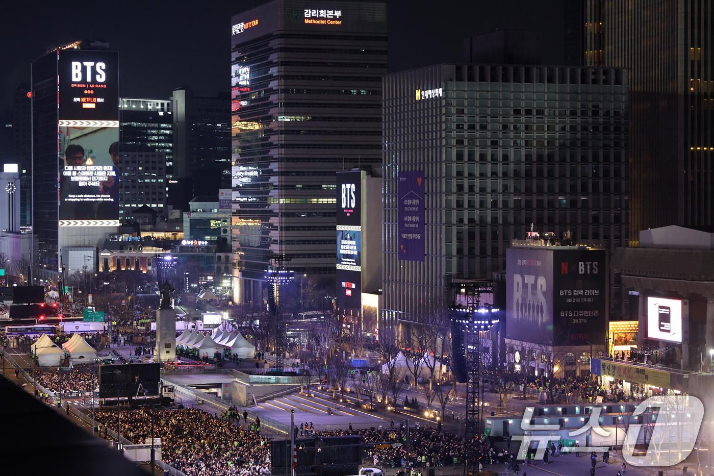 (서울=뉴스1) 사진공동취재단 = 방탄소년단(BTS)이 21일 오후 서울 광화문 광장에서 정규 5집 '아리랑(ARIRANG)' 앨범 발매를 기념해 컴백 무대를 앞둔 가운데 공연장 …