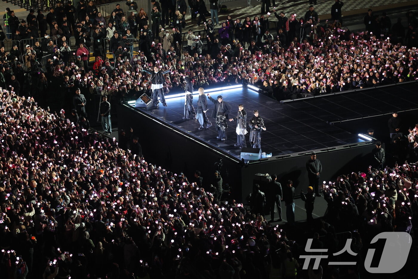 본문 이미지 - 방탄소년단(BTS)이 21일 서울 광화문광장에서 컴백 기념 공연인 'BTS 컴백 라이브: 아리랑' 공연을 펼치고 있다. 2026.3.21 ⓒ 뉴스1 박지혜 기자