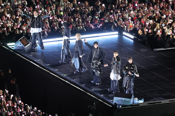 방탄소년단, 신곡 라이브로 광화문 장악…'부상' RM 의자 앉아 무대