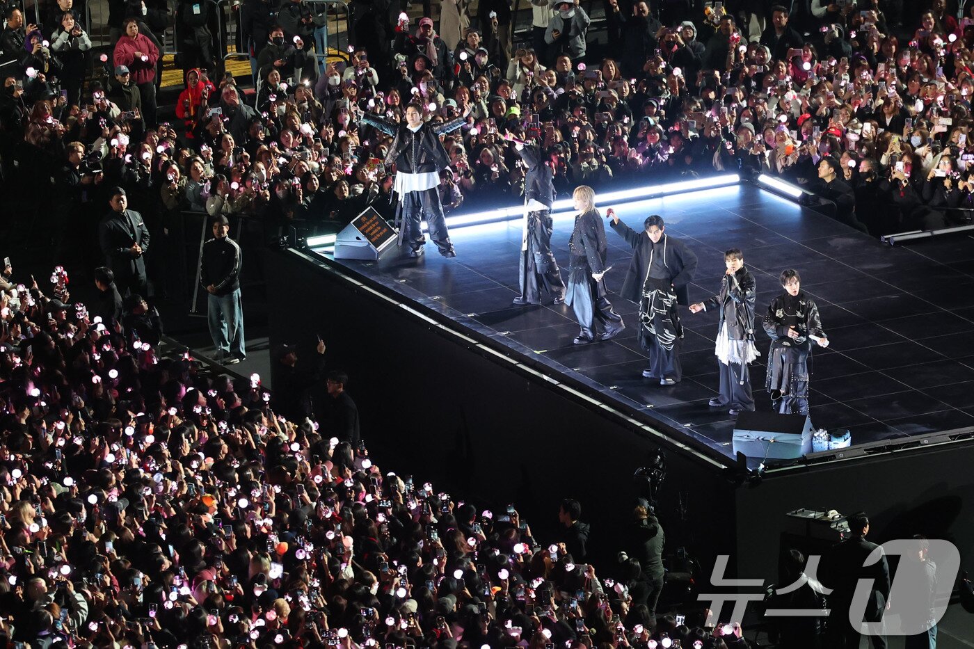 본문 이미지 - 방탄소년단(BTS)이 21일 서울 광화문광장에서 컴백 기념 공연인 'BTS 컴백 라이브: 아리랑'을 펼치고 있다. 2026.3.21 ⓒ 뉴스1 박지혜 기자