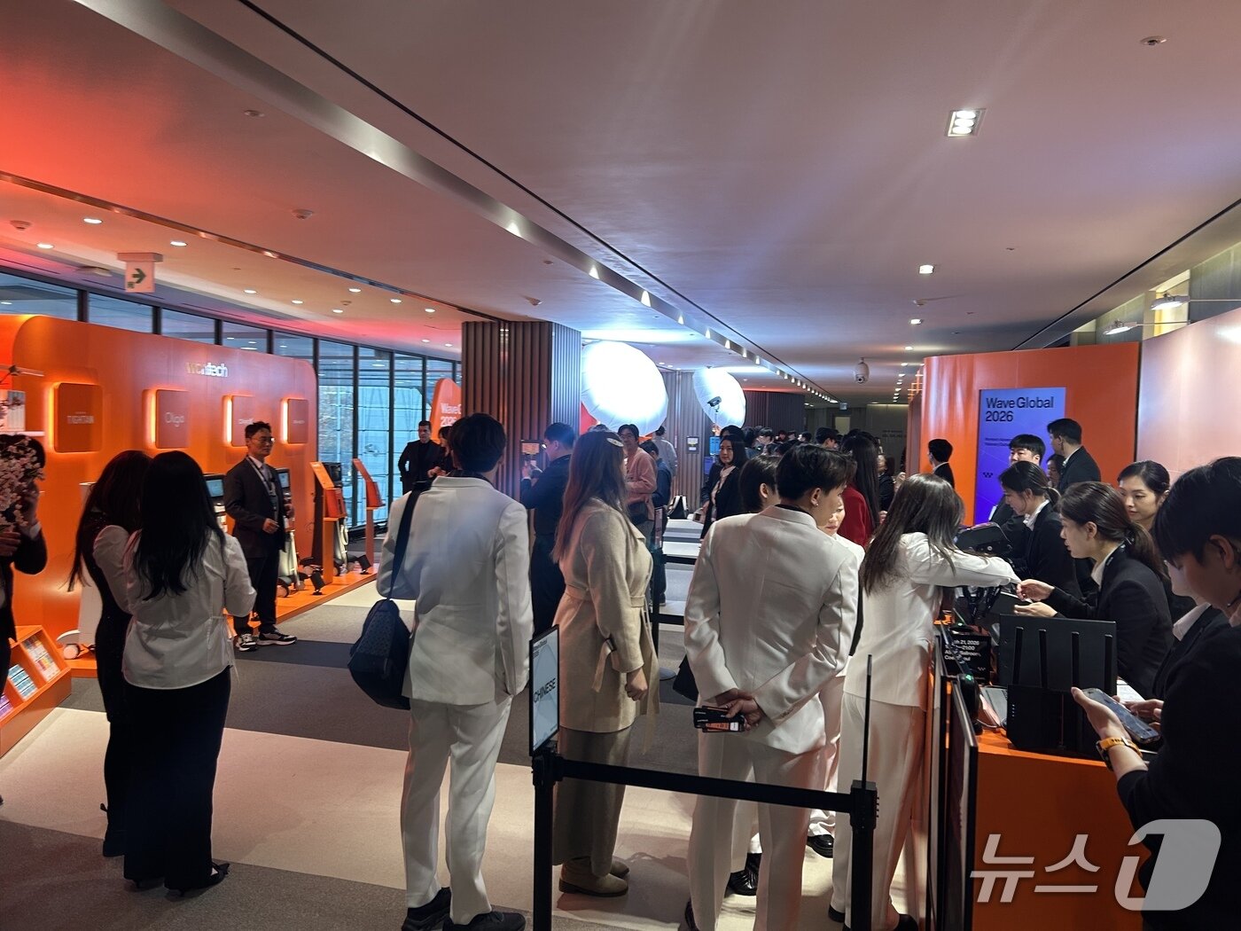 본문 이미지 - 21일 서울 강남구 코엑스에서 열린 원텍의 브랜드 행사 '웨이브 글로벌' 행사장 주변으로 북적북적한 분위기다. 2026.3.21 ⓒ 뉴스1 문대현 기자