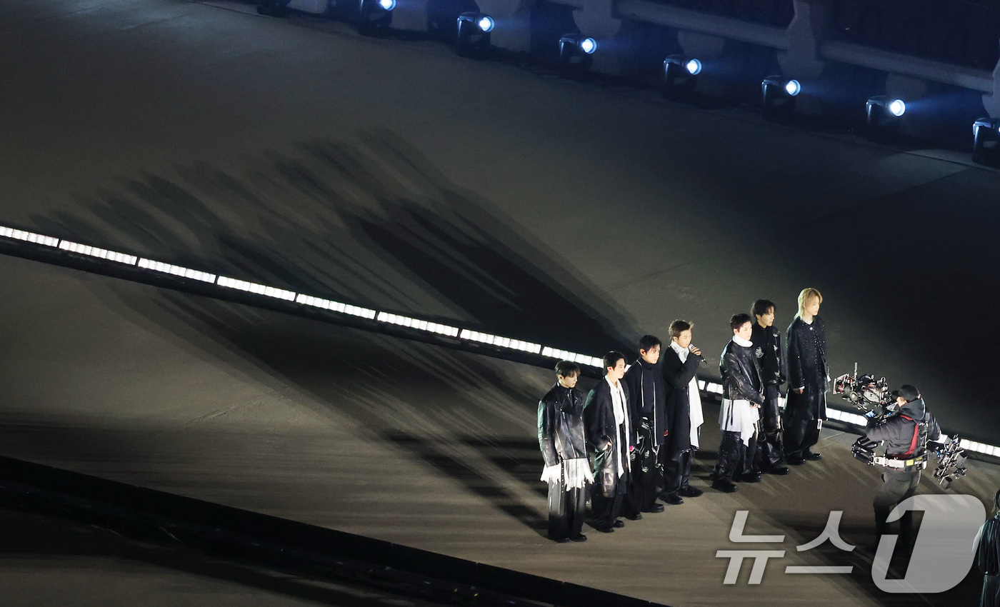 (서울=뉴스1) 임세영 기자 = 방탄소년단(BTS, RM, 진, 슈가, 제이홉, 지민, 뷔, 정국)이 21일 오후 서울 종로구 광화문광장에서 열린 'BTS 컴백 라이브: 아리랑'에 …