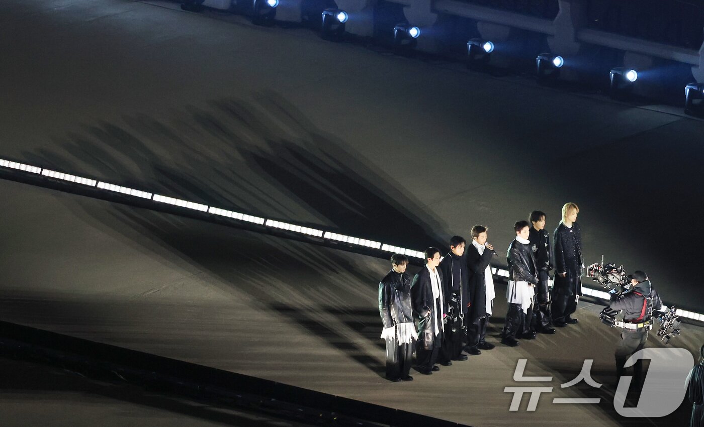 본문 이미지 - 방탄소년단(BTS, RM, 진, 슈가, 제이홉, 지민, 뷔, 정국)이 21일 오후 서울 종로구 광화문광장에서 열린 'BTS 컴백 라이브: 아리랑'에서 화려한 무대를 선보이고 있다. 2026.3.21 ⓒ 뉴스1 임세영 기자