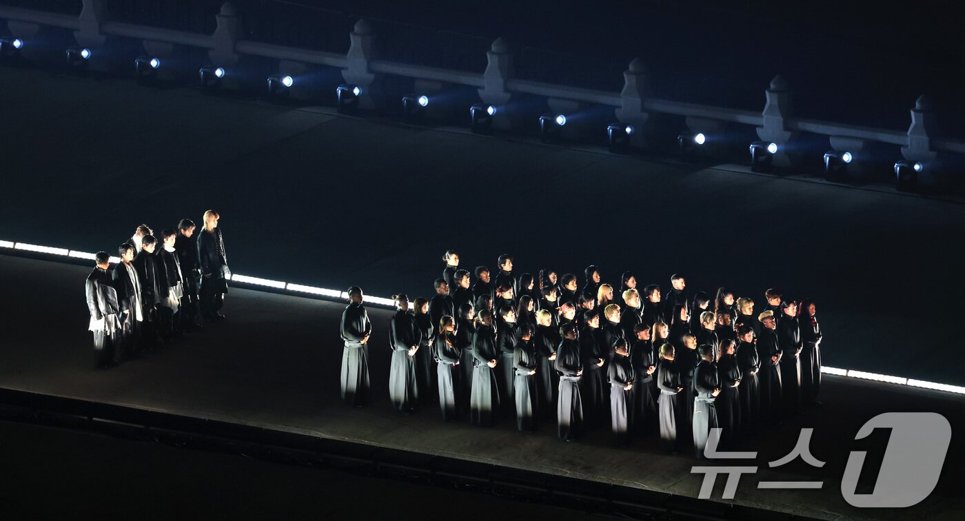 본문 이미지 - 방탄소년단(BTS, RM, 진, 슈가, 제이홉, 지민, 뷔, 정국)이 21일 오후 서울 종로구 광화문광장에서 열린 'BTS 컴백 라이브: 아리랑'에서 화려한 무대를 선보이고 있다. 2026.3.21 ⓒ 뉴스1 임세영 기자