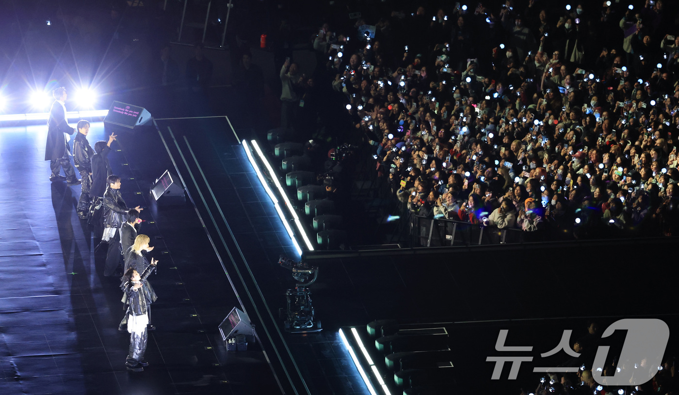 (서울=뉴스1) 임세영 기자 = 방탄소년단(BTS)이 21일 오후 서울 종로구 광화문광장에서 열린 'BTS 컴백 라이브: 아리랑'에서 화려한 무대를 선보이고 있다. 2026.3.2 …