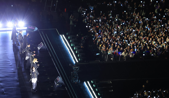 아미 앞에 완전체 모습 선보인 BTS