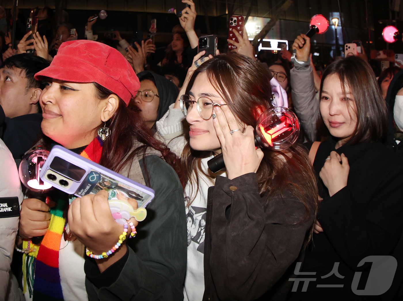 (서울=뉴스1) 김진환 기자 = 아미(BTS 팬덤)가 21일 서울 광화문광장 일대에서 방탄소년단(BTS) 컴백 기념 공연인 'BTS 컴백 라이브: 아리랑' 공연을 관람 중 눈물을 …