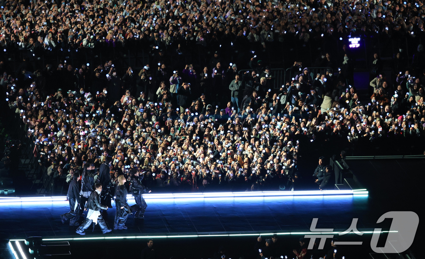 (서울=뉴스1) 임세영 기자 = 방탄소년단(BTS, RM, 진, 슈가, 제이홉, 지민, 뷔, 정국)이 21일 오후 서울 종로구 광화문광장에서 열린 'BTS 컴백 라이브: 아리랑'에 …