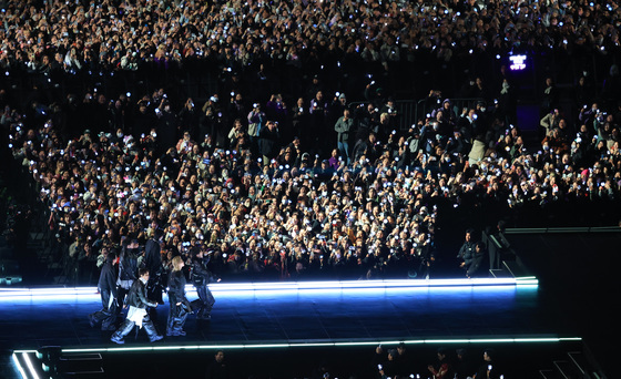 아미 앞에 완전체 모습 들어낸 BTS
