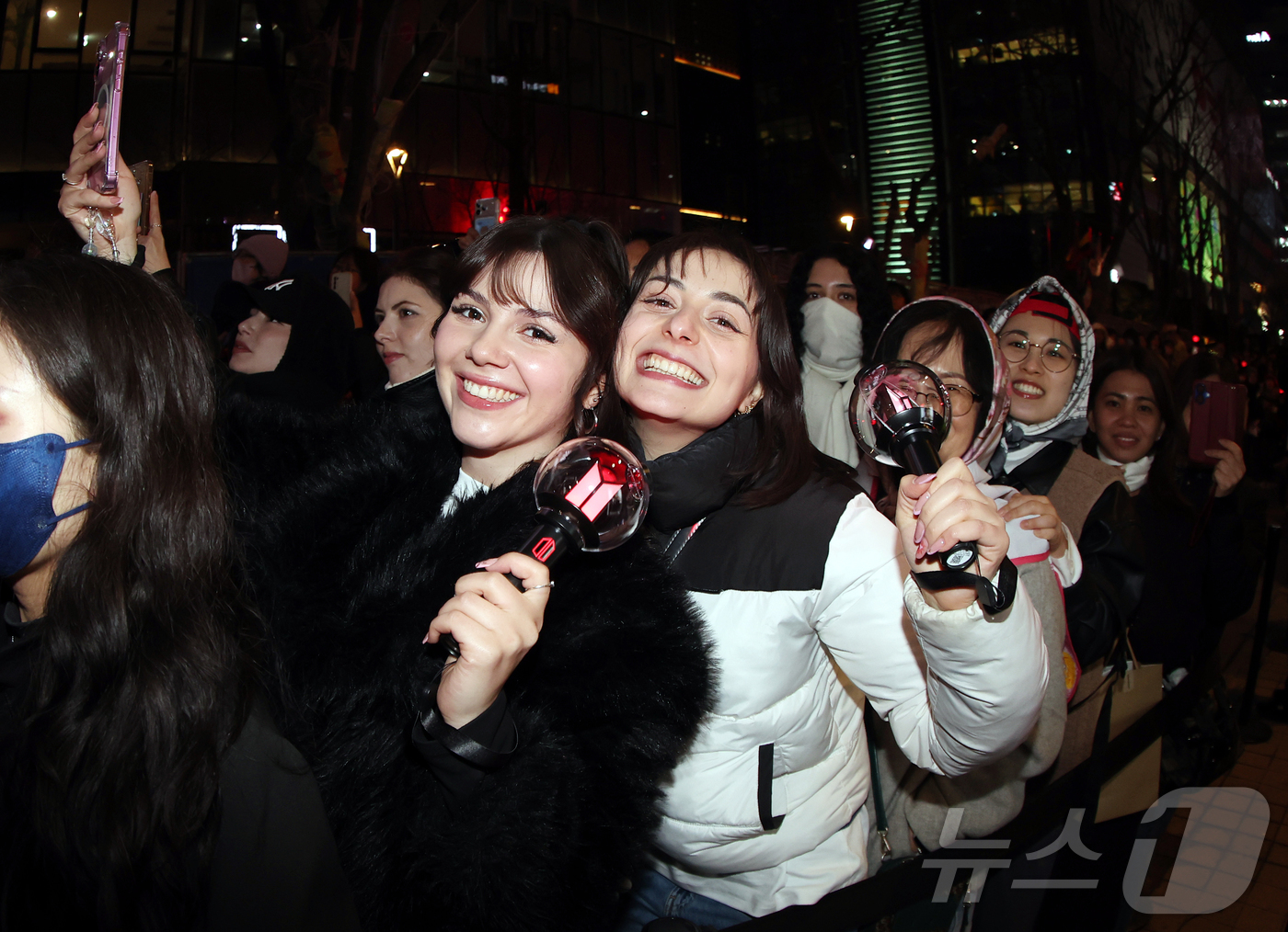 (서울=뉴스1) 김진환 기자 = 아미(BTS 팬덤)와 시민들이 21일 서울 광화문광장 일대에서 방탄소년단(BTS) 컴백 기념 공연인 'BTS 컴백 라이브: 아리랑' 공연을 관람하고 …