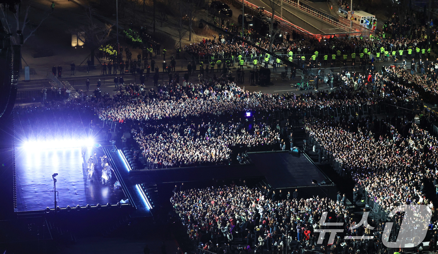 (서울=뉴스1) 임세영 기자 = 방탄소년단(BTS, RM, 진, 슈가, 제이홉, 지민, 뷔, 정국)이 21일 오후 서울 종로구 광화문광장에서 열린 'BTS 컴백 라이브: 아리랑'에 …