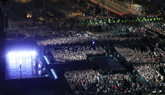 화려한 컴백 무대 선보인 BTS