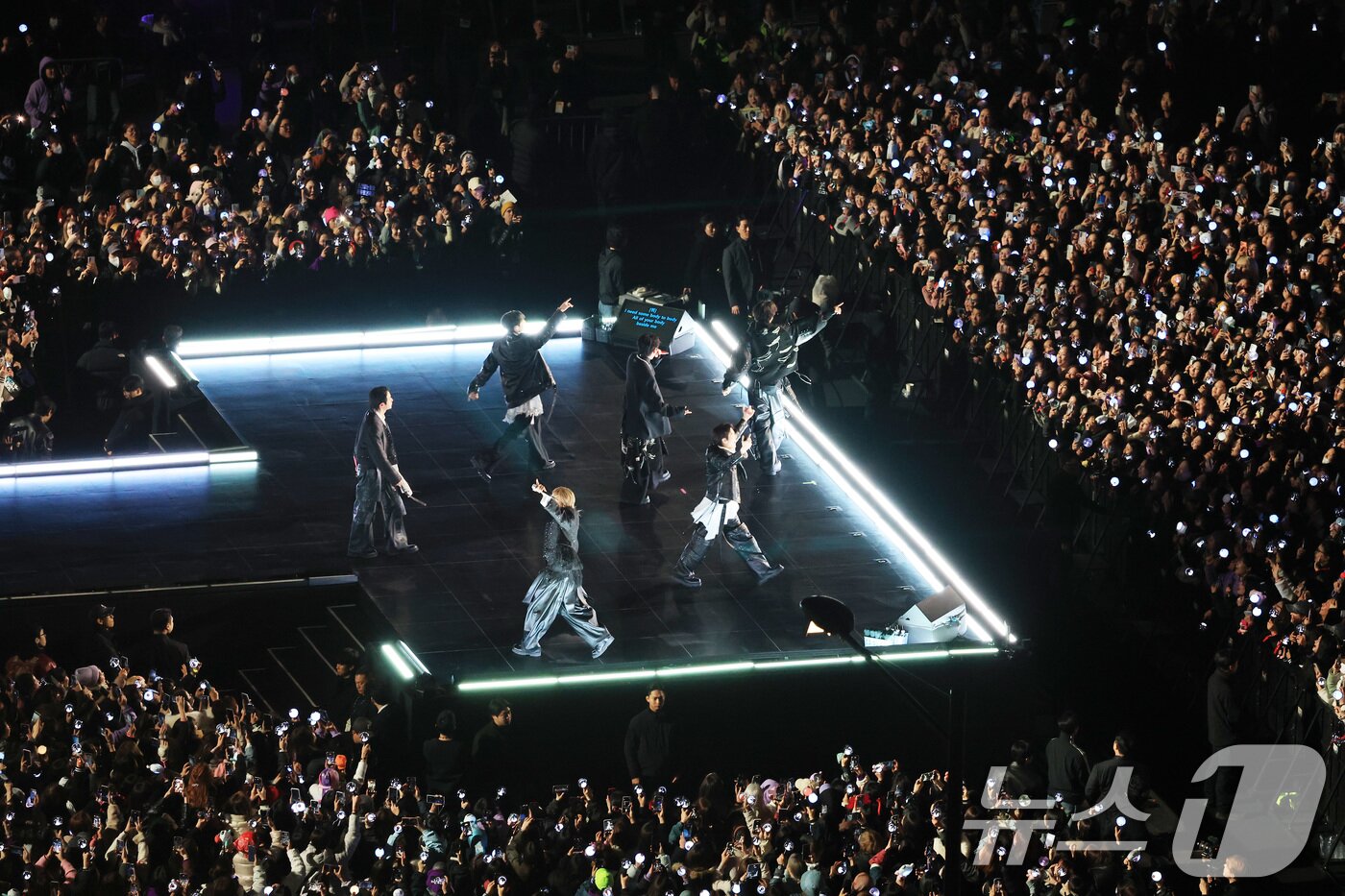 본문 이미지 - 방탄소년단(BTS, RM, 진, 슈가, 제이홉, 지민, 뷔, 정국)이 21일 오후 서울 종로구 광화문광장에서 열린 'BTS 컴백 라이브: 아리랑'에서 화려한 무대를 선보이고 있다. 2026.3.21 ⓒ 뉴스1 임세영 기자