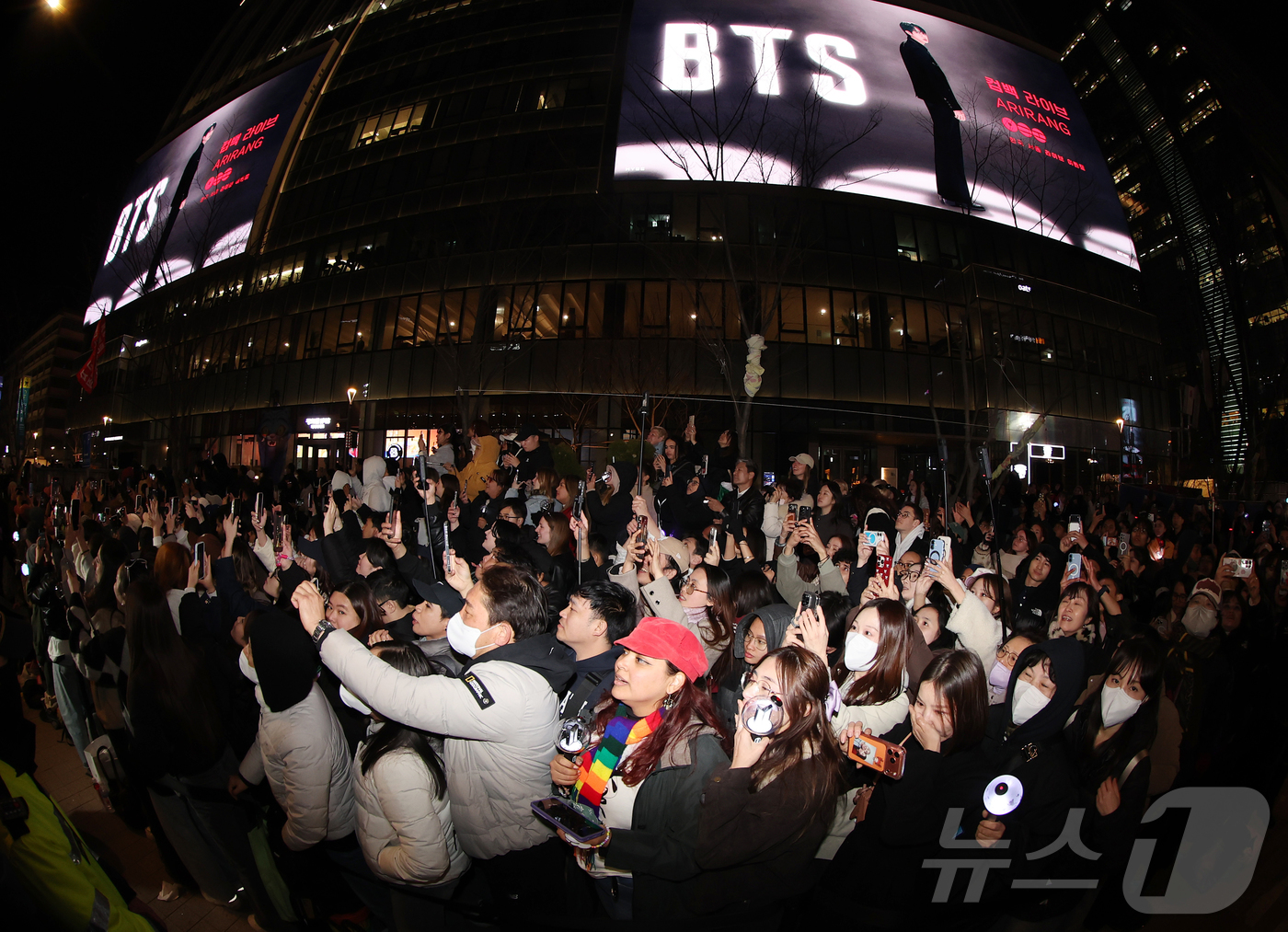 (서울=뉴스1) 김진환 기자 = 아미(BTS 팬덤)와 시민들이 21일 서울 광화문광장 일대에서 방탄소년단(BTS) 컴백 기념 공연인 'BTS 컴백 라이브: 아리랑' 공연을 관람하고 …