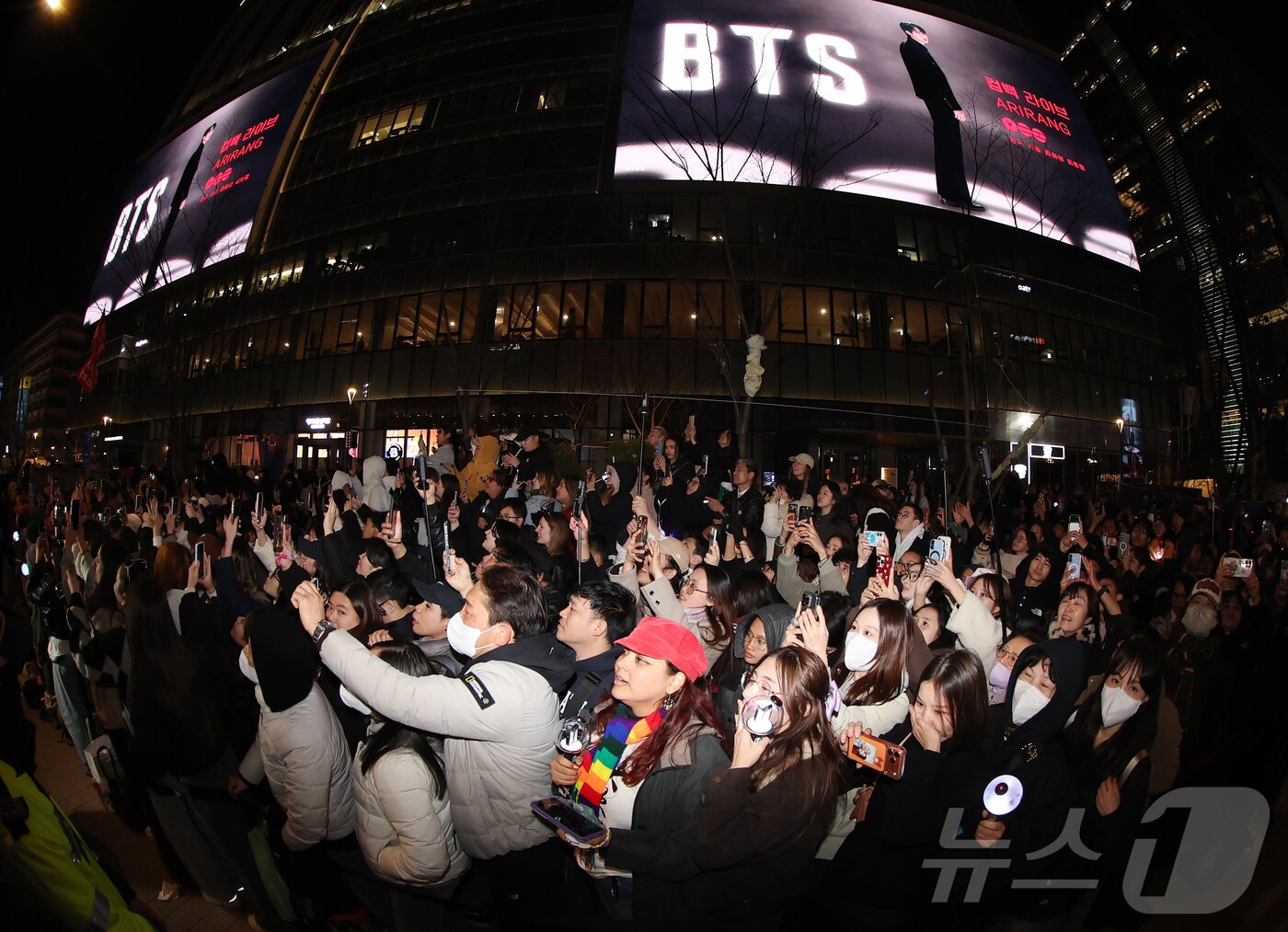 본문 이미지 - 아미(BTS 팬덤)와 시민들이 21일 서울 광화문광장 일대에서 방탄소년단(BTS) 컴백 기념 공연인 'BTS 컴백 라이브: 아리랑' 공연을 관람하고 있다. 2026.3.21 ⓒ 뉴스1 김진환 기자