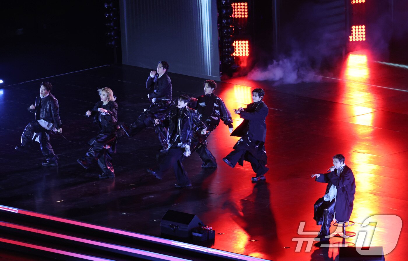 본문 이미지 - 방탄소년단(BTS)이 21일 오후 서울 광화문 광장에서 정규 5집 '아리랑(ARIRANG)' 앨범 발매를 기념해 컴백 무대에 오른 가운데 공연 리허설 도중 발목 부상을 입은 멤버 RM이 의자에 앉아 공연을 선보이고 있다. 2026.3.21 ⓒ 뉴스1 사진공동취재단