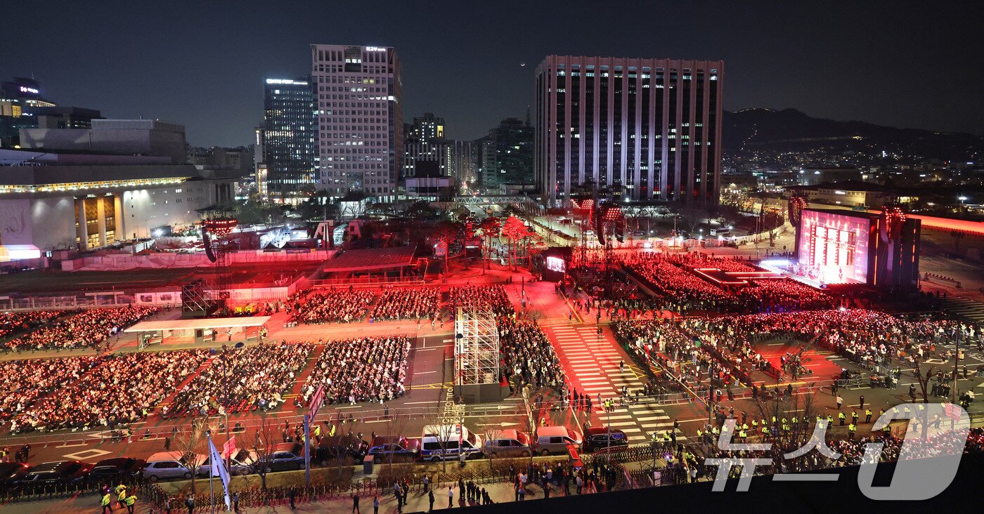 본문 이미지 - 방탄소년단(BTS)이 21일 오후 서울 광화문 광장에서 정규 5집 '아리랑(ARIRANG)' 앨범 발매를 기념해 컴백 무대를 선보이고 있다. 2026.3.21 ⓒ 뉴스1 사진공동취재단