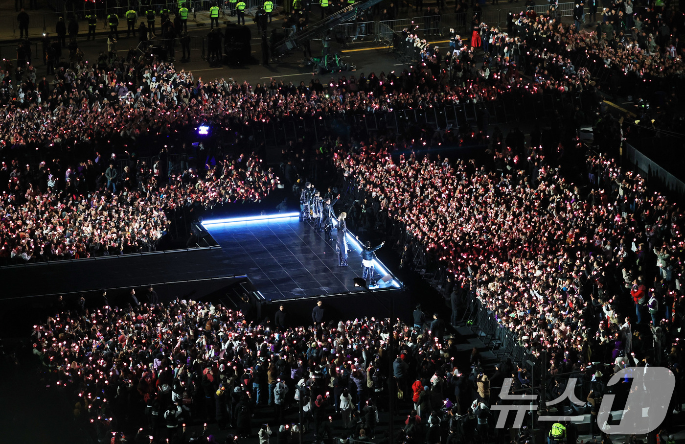 (서울=뉴스1) 임세영 기자 = 방탄소년단(BTS, RM, 진, 슈가, 제이홉, 지민, 뷔, 정국)이 21일 오후 서울 종로구 광화문광장에서 열린 'BTS 컴백 라이브: 아리랑'에 …