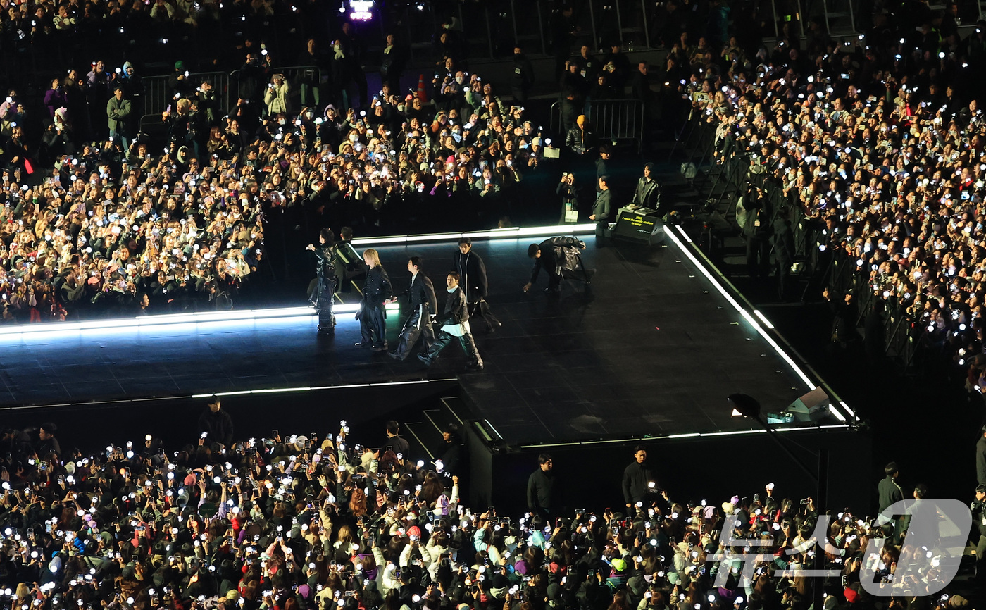 (서울=뉴스1) 임세영 기자 = 방탄소년단(BTS, RM, 진, 슈가, 제이홉, 지민, 뷔, 정국)이 21일 오후 서울 종로구 광화문광장에서 열린 'BTS 컴백 라이브: 아리랑'에 …