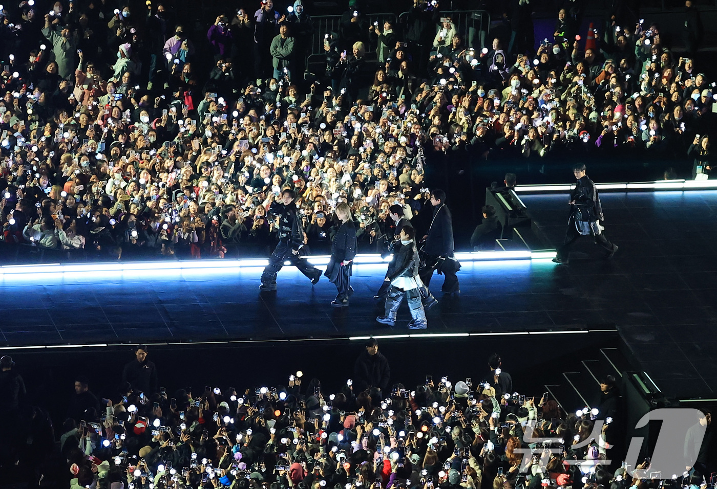 (서울=뉴스1) 임세영 기자 = 방탄소년단(BTS, RM, 진, 슈가, 제이홉, 지민, 뷔, 정국)이 21일 오후 서울 종로구 광화문광장에서 열린 'BTS 컴백 라이브: 아리랑'에 …