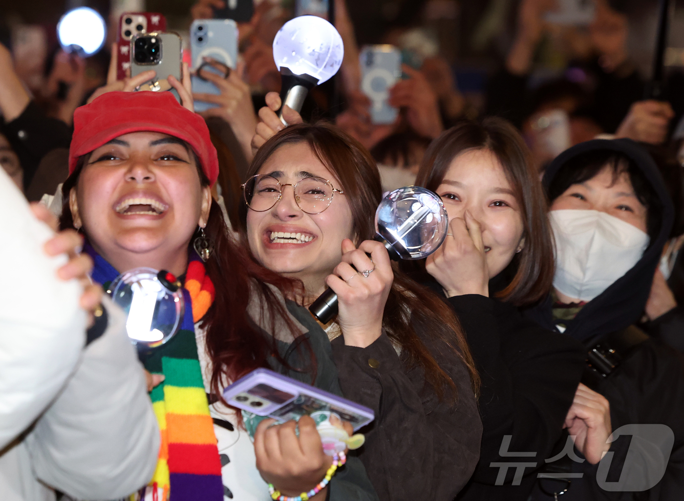 (서울=뉴스1) 김진환 기자 = 아미(BTS 팬덤)와 시민들이 21일 서울 광화문광장 일대에서 방탄소년단(BTS) 컴백 기념 공연인 'BTS 컴백 라이브: 아리랑' 공연을 관람하고 …