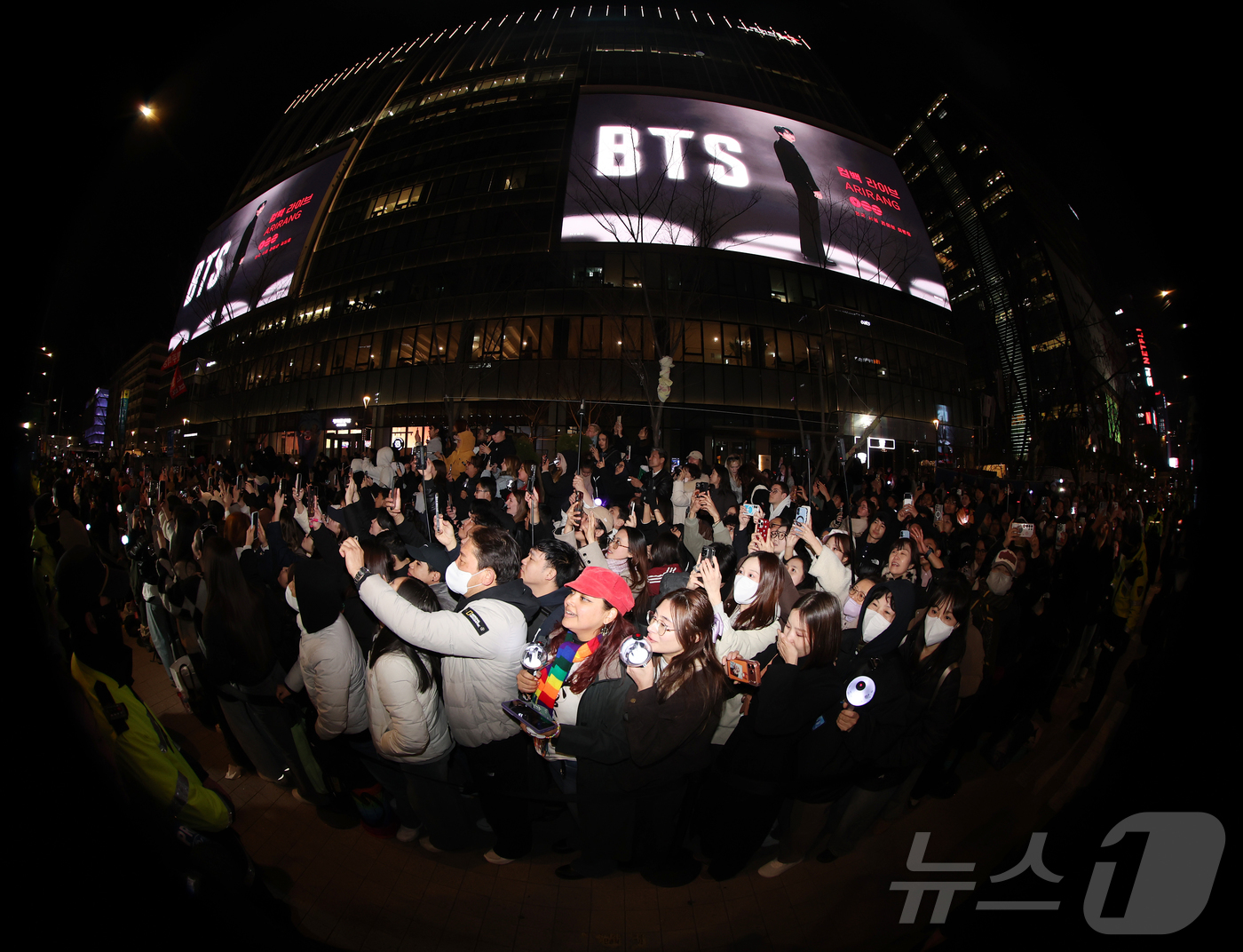 (서울=뉴스1) 김진환 기자 = 아미(BTS 팬덤)와 시민들이 21일 서울 광화문광장 일대에서 방탄소년단(BTS) 컴백 기념 공연인 'BTS 컴백 라이브: 아리랑' 공연을 관람하고 …