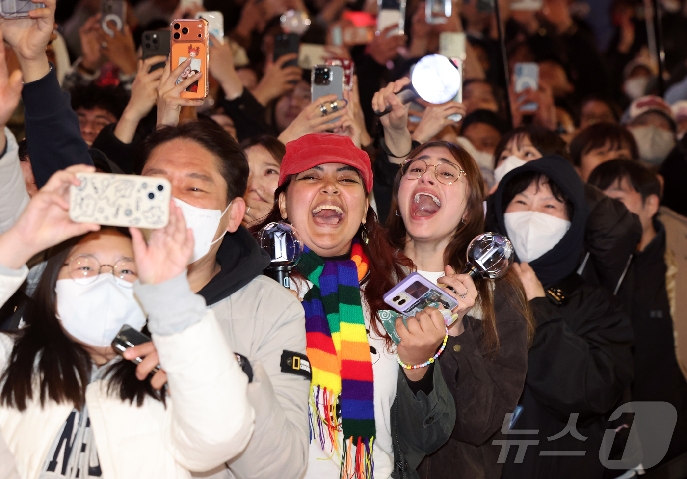 (서울=뉴스1) 김진환 기자 = 아미(BTS 팬덤)와 시민들이 21일 서울 광화문광장 일대에서 방탄소년단(BTS) 컴백 기념 공연인 'BTS 컴백 라이브: 아리랑' 공연을 관람하고 …