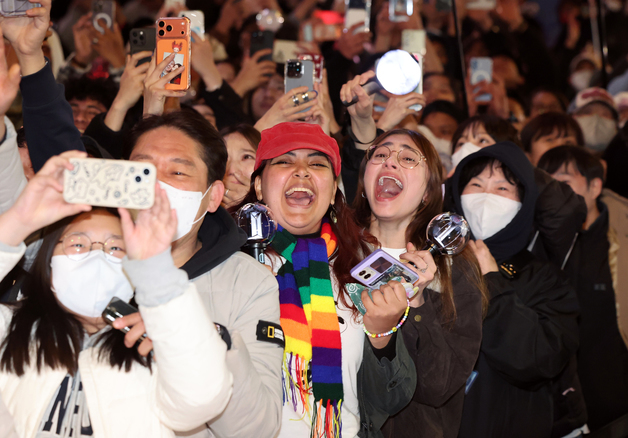 BTS 등장에 환호하는 아미