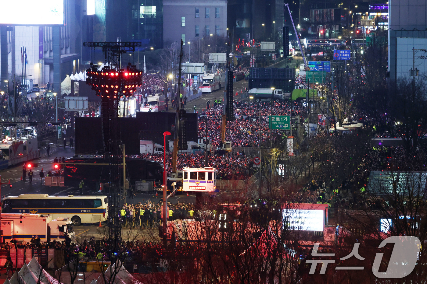 (서울=뉴스1) 사진공동취재단 = 아미(BTS 팬덤)와 시민들이 21일 서울 광화문광장 일대에서 방탄소년단(BTS) 컴백 기념 공연인 'BTS 컴백 라이브: 아리랑' 공연을 관람하 …