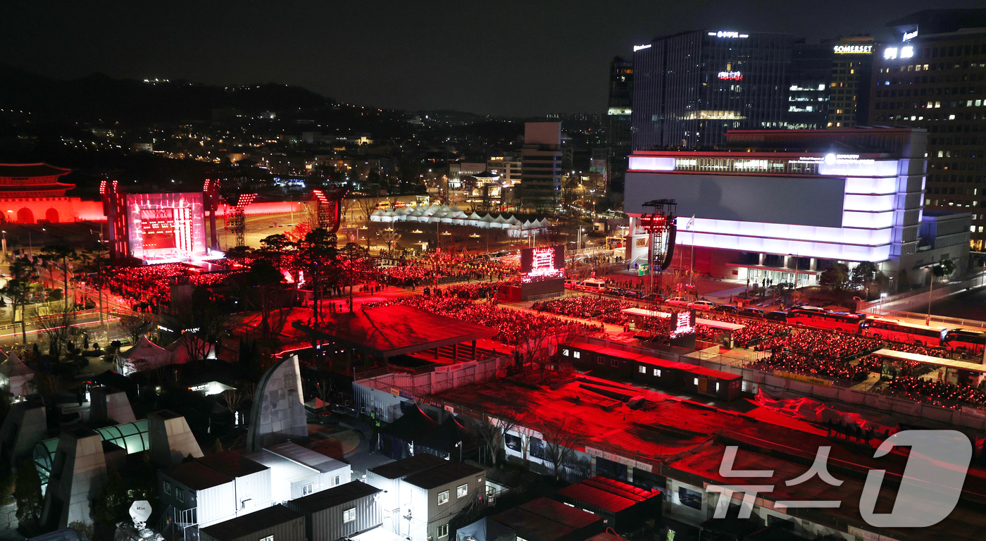 (서울=뉴스1) 사진공동취재단 = 방탄소년단(BTS)이 21일 서울 광화문광장에서 컴백 기념 공연인 'BTS 컴백 라이브: 아리랑' 공연을 펼치고 있다.  2026.3.21/뉴스1 …